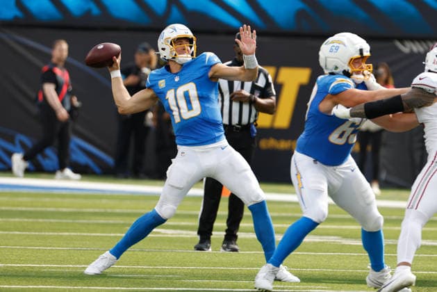 INGLEWOOD, CA - SEPTEMBER 13: Los Angeles Chargers quarterback Justin Herbert (10) throws a pass during the NFL, American Football Herren, USA game between the Arizona Cardinals and the Los Angeles Chargers on September 13, 2026, at SoFi Stadium in Inglewood, CA. (Photo by Jevone Moore Icon Sportswire) NFL: SEP 13 Cardinals at Chargers EDITORIAL USE ONLY Icon260913513