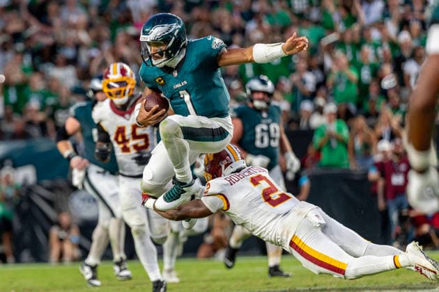 Philadelphia Eagles quarterback Jalen Hurts (1) evades Washington Commanders cornerback Amik Robertson (2) at the forty-seven yard line for a first down in the fourth quarter of NFL, American Football Herren, USA action at Lincoln Financial Field in Philadelphia, Pennsylvania on Sunday, September 13, 2026.  PHI20260913019 LAURENCExKESTERSON