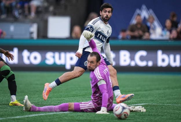 September 13, 2026, Vancouver, Bc, CANADA: Vancouver Whitecaps Brian White, back, scores against Austin FC goalkeeper Brad Stuver during the second half of an MLS, Fussball Herren, USA soccer match, in Vancouver, on Sunday, Sept. 13, 2026. Canada News - September 13, 2026  - ZUMAc35_ 20260913_zaf_c35_170 Copyright: xDarrylxDyckx