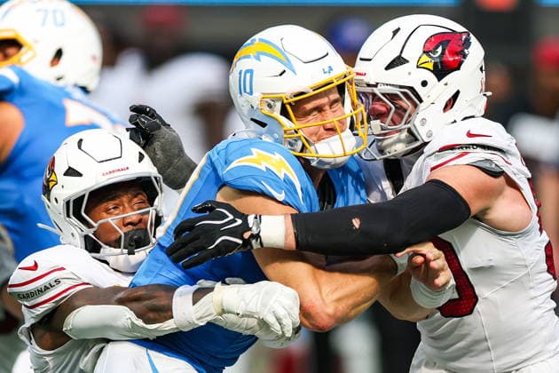 NFL, American Football Herren, USA - Los Angeles Chargers vs Arizona Cardinals epaselect Cardinals linebacker Jack Gibbens (R) and outside linebacker Josh Sweat (L) combine on a sack of Chargers quarterback Justin Herbert (C) in the second half of an NFL game between the Los Angeles Chargers and Arizona Cardinals in Inglewood, California, USA, 13 September 2026. LOS ANGELES CALIFORNIA UNITED STATES  Copyright: xCHRISxTORRESx