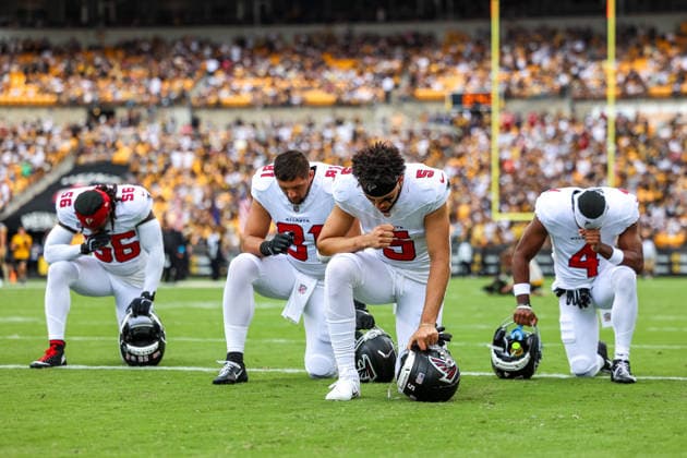 September 13, 2026, Pittsburgh, Pennsylvania, USA: Atlanta Falcons linebacker HAROLD PERKINS JR. (56), tight end AUSTIN HOOPER (81), wide receiver DRAKE LONDON (5), and wide receiver JAHAN DOTSON (4) kneel for prayers before the NFL, American Football Herren, USA football game between the Pittsburgh Steelers and the Atlanta Falcons in Pittsburgh, Pennsylvania. NFL 2026: Falcons 13: 20 Steelers - ZUMAg257 20260913_zsp_g257_042 Copyright: xBrentxGudenschwagerx