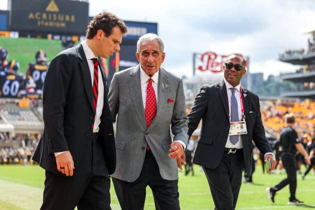 September 13, 2026, Pittsburgh, Pennsylvania, USA: Atlanta Falcons owner ARTHUR BLANK on the sideline before the NFL, American Football Herren, USA football game between the Pittsburgh Steelers and the Atlanta Falcons in Pittsburgh, Pennsylvania. NFL 2026: Falcons 13: 20 Steelers  - ZUMAg257 20260913_zsp_g257_057 Copyright: xBrentxGudenschwagerx