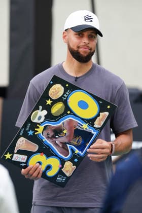 NBA, Basketball Herren, USA Star Stephen Curry Visiting Hong Kong NBA Star Stephen Curry attending an event in Shun Tak Fraternal Association Leung Kau Kui College on September 14, 2026 in Hong Kong. (Photo by Ellan Mad Nexpher Images) Hong Kong