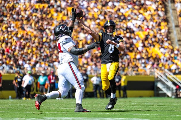 September 13, 2026, Pittsburgh, Pennsylvania, USA: Pittsburgh Steelers quarterback AARON RODGERS (8) throws a pass while under pressure during the NFL, American Football Herren, USA football game between the Pittsburgh Steelers and the Atlanta Falcons in Pittsburgh, Pennsylvania. NFL 2026: Falcons 13: 20 Steelers  - ZUMAg257 20260913_zsp_g257_069 Copyright: xBrentxGudenschwagerx