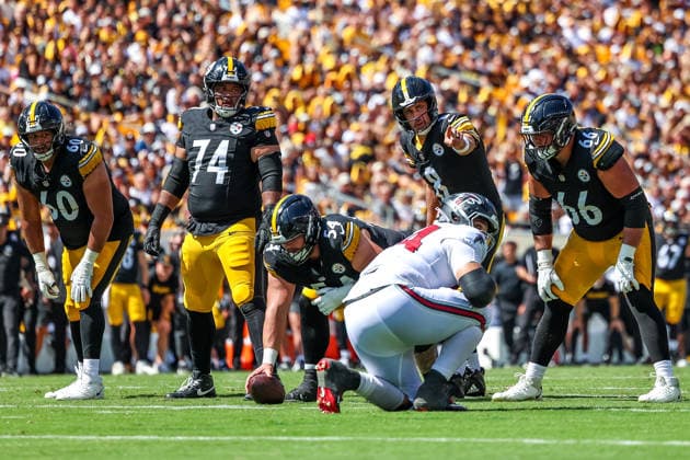 September 13, 2026, Pittsburgh, Pennsylvania, USA: Pittsburgh Steelers quarterback AARON RODGERS (8) directs the offense pre-snap during the NFL, American Football Herren, USA football game between the Pittsburgh Steelers and the Atlanta Falcons in Pittsburgh, Pennsylvania. NFL 2026: Falcons 13: 20 Steelers  - ZUMAg257 20260913_zsp_g257_076 Copyright: xBrentxGudenschwagerx