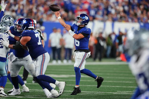 EAST RUTHERFORD, NJ - SEPTEMBER 13: Jaxson Dart 6 of the New York Giants during the game against the Dallas Cowboys on September 13, 2026 at MetLife Stadium in East Rutherford, New Jersey. (Photo by Rich Graessle Icon Sportswire) NFL, American Football Herren, USA SEP 13 Cowboys at Giants EDITORIAL USE ONLY Icon26091331715