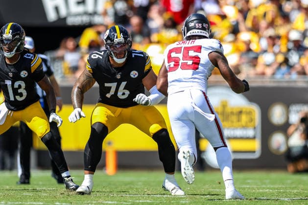 September 13, 2026, Pittsburgh, Pennsylvania, USA: Pittsburgh Steelers offensive tackle TROY FAUTANU (76) blocks against Atlanta Falcons defensive end ZA DARIUS SMITH (55) during the NFL, American Football Herren, USA football game between the Pittsburgh Steelers and the Atlanta Falcons in Pittsburgh, Pennsylvania. NFL 2026: Falcons 13: 20 Steelers  - ZUMAg257 20260913_zsp_g257_095 Copyright: xBrentxGudenschwagerx
