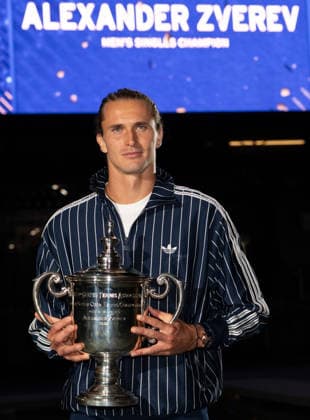 2026 US Open - Day 15 NEW YORK, NEW YORK - SEPTEMBER 13: Alexander Zverev of Germany poses with the trophy in front of the Arthur Ashe Stadium after winning the men™s singles final against Ben Shelton of the United States (not pictured) during the 2026 US Open - Day 15 at USTA Billie Jean King National Tennis Center on September 13, 2026 in New York, New York. New York USTA Billie Jean King National Tennis Center New York United States Copyright: xSusanxMullane ISIxPhotosx 9760
