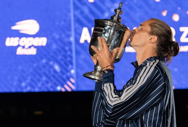 2026 US Open - Day 15 NEW YORK, NEW YORK - SEPTEMBER 13: Alexander Zverev of Germany poses with the trophy in front of the Arthur Ashe Stadium after winning the men™s singles final against Ben Shelton of the United States (not pictured) during the 2026 US Open - Day 15 at USTA Billie Jean King National Tennis Center on September 13, 2026 in New York, New York. New York USTA Billie Jean King National Tennis Center New York United States Copyright: xSusanxMullane ISIxPhotosx 9760