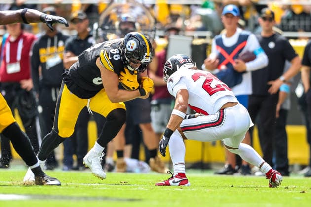 September 13, 2026, Pittsburgh, Pennsylvania, USA: Pittsburgh Steelers tight end PAT FREIERMUTH (88) lowers his head into Atlanta Falcons defensive back SYDNEY BROWN (29) during the NFL, American Football Herren, USA football game between the Pittsburgh Steelers and the Atlanta Falcons in Pittsburgh, Pennsylvania. NFL 2026: Falcons 13: 20 Steelers  - ZUMAg257 20260913_zsp_g257_100 Copyright: xBrentxGudenschwagerx