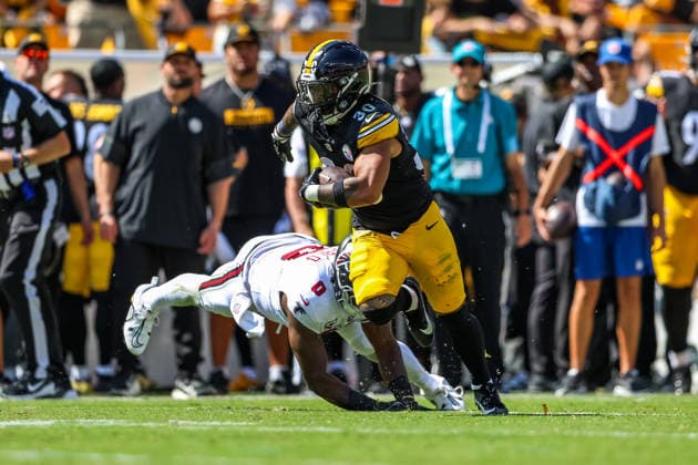 September 13, 2026, Pittsburgh, Pennsylvania, USA: Pittsburgh Steelers running back JAYLEN WARREN (30) breaks a tackle during the NFL, American Football Herren, USA football game between the Pittsburgh Steelers and the Atlanta Falcons in Pittsburgh, Pennsylvania. NFL 2026: Falcons 13: 20 Steelers  - ZUMAg257 20260913_zsp_g257_101 Copyright: xBrentxGudenschwagerx