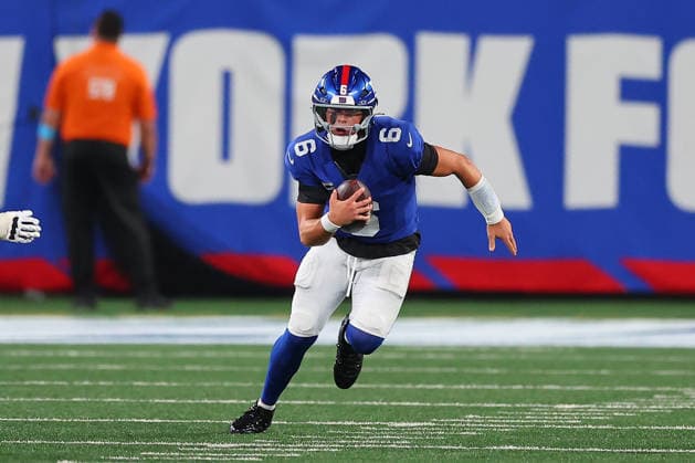 EAST RUTHERFORD, NJ - SEPTEMBER 13: Jaxson Dart 6 of the New York Giants runs with the football during the game against the Dallas Cowboys on September 13, 2026 at MetLife Stadium in East Rutherford, New Jersey. (Photo by Rich Graessle Icon Sportswire) NFL, American Football Herren, USA SEP 13 Cowboys at Giants EDITORIAL USE ONLY Icon26091331739