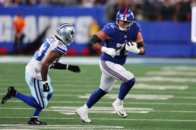 EAST RUTHERFORD, NJ - SEPTEMBER 13: Jon Runyan 76 of the New York Giantsruns with the football during the game against the Dallas Cowboys on September 13, 2026 at MetLife Stadium in East Rutherford, New Jersey. (Photo by Rich Graessle Icon Sportswire) NFL, American Football Herren, USA SEP 13 Cowboys at Giants EDITORIAL USE ONLY Icon26091331741