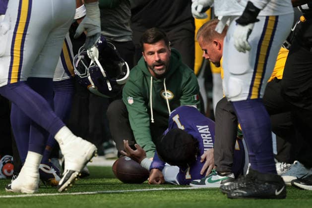 September 13, 2026: Minnesota Vikings quarterback Kyler Murray 1 is attended to after he took a hit to the head during the first quarter against the Green Bay Packers Sunday, Sept. 13, 2026, at U.S. Bank Stadium in Minneapolis. - ZUMAm67_ 20260913_zaf_m67_003 Copyright: xCarlosxGonzalezx Sports News - September 13, 2026  - ZUMA0866 0866751466st Copyright: xIMAGO CarlosxGonzalezx