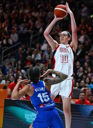 (260914) -- BERLIN, Sept. 14, 2026 -- Breanna Stewart (top) of the United States shoots during the final match between the United States and France at the FIBA Women s Basketball World Cup 2026 in Berlin, Germany, Sept. 13, 2026. ) (SP)GERMANY-BERLIN-BASKETBALL-WOMEN S WORLD CUP-FINAL-USA VS FRA ZhangxHaofu 