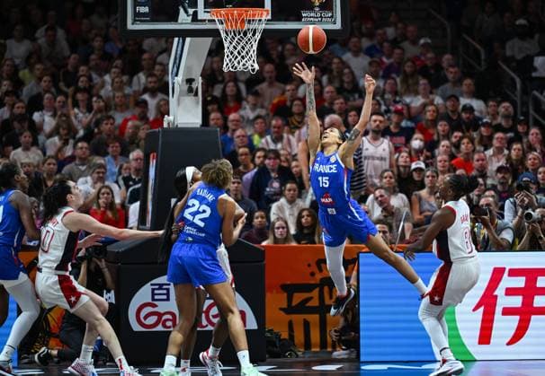 (260914) -- BERLIN, Sept. 14, 2026 -- Gabby Williams (2nd R) of France competes during the final match between the United States and France at the FIBA Women s Basketball World Cup 2026 in Berlin, Germany, Sept. 13, 2026. ) (SP)GERMANY-BERLIN-BASKETBALL-WOMEN S WORLD CUP-FINAL-USA VS FRA ZhangxHaofu 