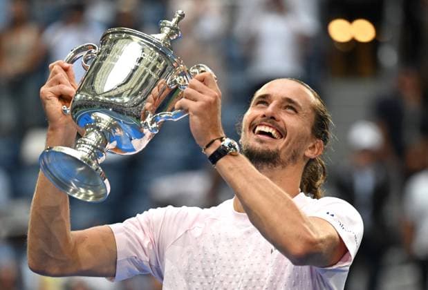 (260914) -- NEW YORK, Sept. 14, 2026 -- Alexander Zverev holds the trophy during the awarding ceremony after the men s singles final match between Alexander Zverev of Germany and Ben Shelton of the United States at the 2026 US Open tennis championships in New York, the United States, Sept. 13, 2026. ) (SP)U.S.-NEW YORK-TENNIS-US OPEN-MEN S FINAL LixRui 