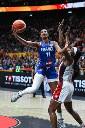(260914) -- BERLIN, Sept. 14, 2026 -- Valeriane Ayayi (L) of France goes for a layup during the final match between the United States and France at the FIBA Women s Basketball World Cup 2026 in Berlin, Germany, Sept. 13, 2026. ) (SP)GERMANY-BERLIN-BASKETBALL-WOMEN S WORLD CUP-FINAL-USA VS FRA ZhangxHaofu 
