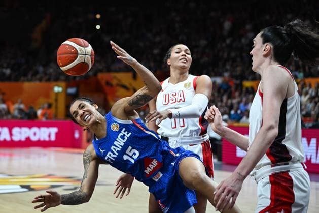 (260914) -- BERLIN, Sept. 14, 2026 -- Gabby Williams (L) of France vies with Napheesa Collier (C) of the United States during the final match between the United States and France at the FIBA Women s Basketball World Cup 2026 in Berlin, Germany, Sept. 13, 2026. ) (SP)GERMANY-BERLIN-BASKETBALL-WOMEN S WORLD CUP-FINAL-USA VS FRA ZhangxHaofu 