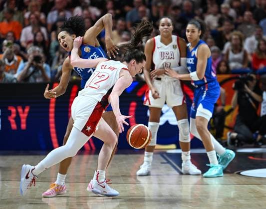(260914) -- BERLIN, Sept. 14, 2026 -- Caitlin Clark (2nd L) of the United States commits an offensive foul during the final match between the United States and France at the FIBA Women s Basketball World Cup 2026 in Berlin, Germany, Sept. 13, 2026. ) (SP)GERMANY-BERLIN-BASKETBALL-WOMEN S WORLD CUP-FINAL-USA VS FRA ZhangxHaofu 