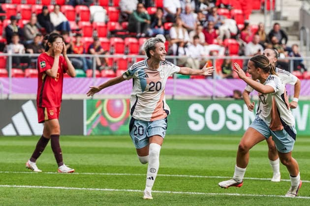 (260914) -- SOSNOWIEC, Sept. 14, 2026 -- Paula Comendador (C) of Spain celebrates after scoring during the Group F match between China and Spain at the FIFA U20 Women s World Cup Poland 2026 in Sosnowiec, Poland, Sept. 13, 2026. ) (SP)POLAND-SOSNOWIEC-FOOTBALL-FIFA U20 WOMEN S WORLD CUP-CHINA VS SPAIN PengxZiyang 