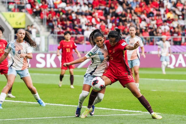 (260914) -- SOSNOWIEC, Sept. 14, 2026 -- Ye Tong (R) of China vies with Noe Bejarano of Spain during the Group F match between China and Spain at the FIFA U20 Women s World Cup Poland 2026 in Sosnowiec, Poland, Sept. 13, 2026. ) (SP)POLAND-SOSNOWIEC-FOOTBALL-FIFA U20 WOMEN S WORLD CUP-CHINA VS SPAIN PengxZiyang 