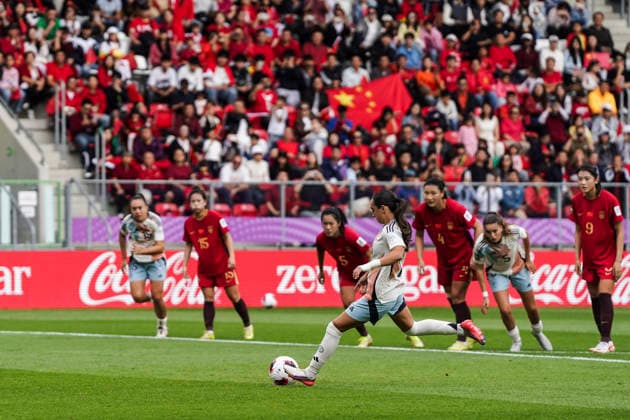 (260914) -- SOSNOWIEC, Sept. 14, 2026 -- Daniela Agote (front) of Spain scores from a penalty during the Group F match between China and Spain at the FIFA U20 Women s World Cup Poland 2026 in Sosnowiec, Poland, Sept. 13, 2026. ) (SP)POLAND-SOSNOWIEC-FOOTBALL-FIFA U20 WOMEN S WORLD CUP-CHINA VS SPAIN PengxZiyang 