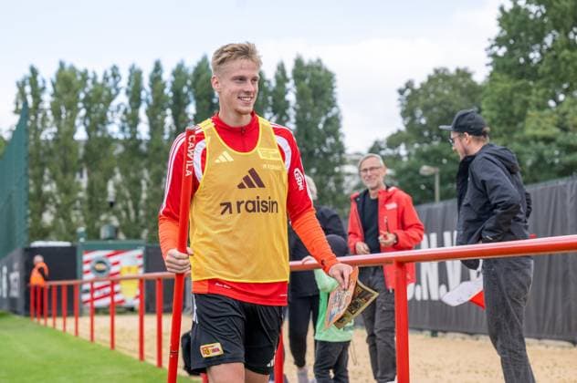 Soccer, Men s, 2026–2027 Season, Bundesliga 1, 1. FC Union Berlin, Practice on Training Field II, Zeno van den Bosch of 1. FC Union Berlin and fans who presented him with a mosaic, September 14, 2026, Copyright: xMatthiasxKochx