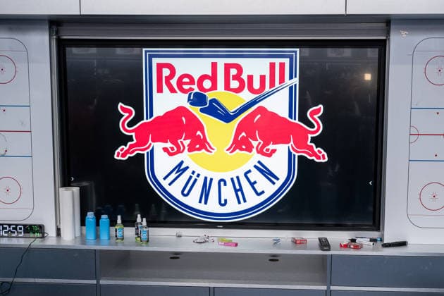 Screen displaying the Red Bull Munich logo on the tactics board in the locker room GER, EHC Red Bull Munich, ice hockey, DEL, Open Locker Room, September 14, 2026. Photo by HMB Media, Heike Feiner Copyright: HMBxMedia HeikexFeiner