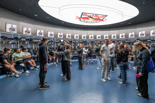 Members of the press with Red Bulls players in the locker room, GER, EHC Red Bull Munich, ice hockey, DEL, Open Locker Room, September 14, 2026. Photo: HMB Media, Heike Feiner Copyright: HMBxMedia HeikexFeiner