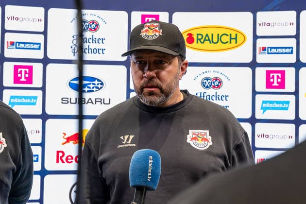 Oliver David, Head Coach of EHC Red Bull Munich, during an interview in front of the sponsor wall, GER, EHC Red Bull Munich, ice hockey, DEL, Open Locker Room, September 14, 2026. Photo by HMB Media, Heike Feiner Copyright: HMBxMedia HeikexFeiner