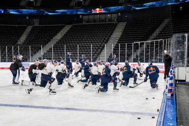 Max Kaltenhauser, assistant coach of EHC Red Bull Munich, explains something to the players at the playboard. GER, EHC Red Bull Munich, ice hockey, training session ahead of the DEL season opener, September 14, 2026. Photo: HMB Media, Heike Feiner Copyright: HMBxMedia HeikexFeiner