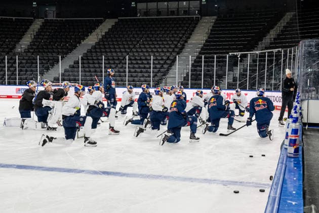 Max Kaltenhauser, assistant coach of EHC Red Bull Munich, explains something to the players at the playboard. GER, EHC Red Bull Munich, ice hockey, training session ahead of the DEL season opener, September 14, 2026. Photo: HMB Media, Heike Feiner Copyright: HMBxMedia HeikexFeiner