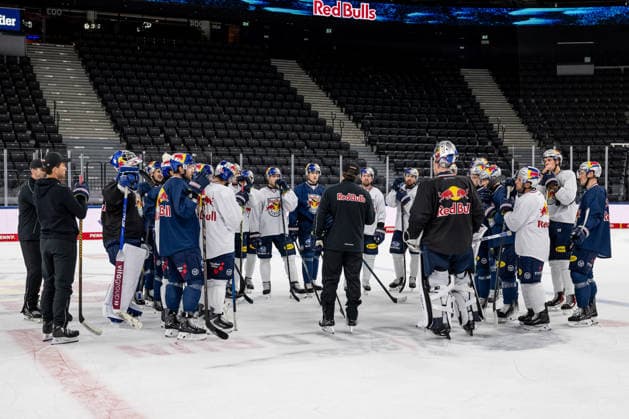 Oliver David, head coach of EHC Red Bull Munich, has gathered his team around him GER, EHC Red Bull Munich, ice hockey, training session ahead of the DEL season opener, September 14, 2026 Photo: HMB Media, Heike Feiner Copyright: HMBxMedia HeikexFeiner