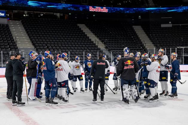 Oliver David, head coach of EHC Red Bull Munich, has gathered his team around him GER, EHC Red Bull Munich, ice hockey, training session ahead of the DEL season opener, September 14, 2026 Photo: HMB Media, Heike Feiner Copyright: HMBxMedia HeikexFeiner