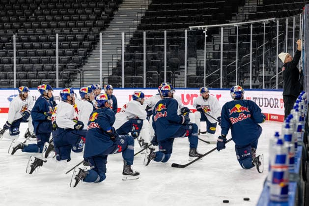 Max Kaltenhauser, assistant coach of EHC Red Bull Munich, explains something to the players at the tactical board. GER, EHC Red Bull Munich, ice hockey, training session ahead of the DEL season opener, September 14, 2026. Photo: HMB Media, Heike Feiner Copyright: HMBxMedia HeikexFeiner