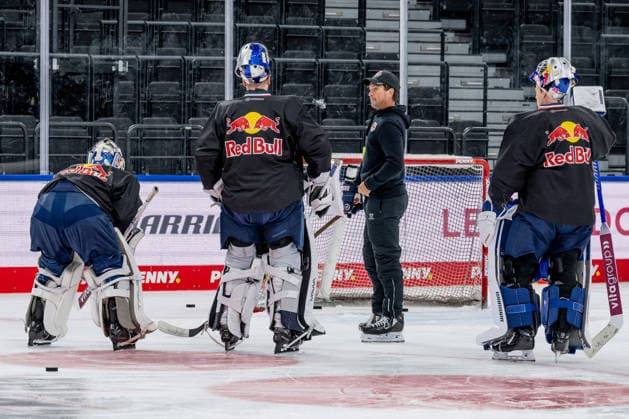 Dimitri Paetzold, assistant coach of EHC Red Bull Munich, working with the goalies. GER, EHC Red Bull Munich, ice hockey, training session ahead of the DEL season opener, September 14, 2026. Photo: HMB Media, Heike Feiner Copyright: HMBxMedia HeikexFeiner