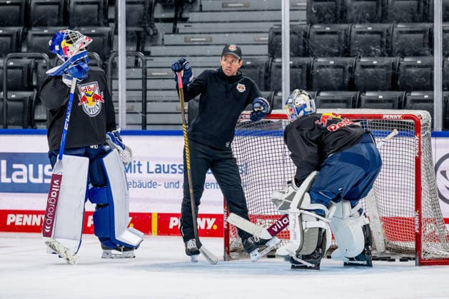 Dimitri Paetzold, assistant coach of EHC Red Bull Munich, working with the goalies; GER, EHC Red Bull Munich, ice hockey, training session ahead of the DEL season opener, September 14, 2026; Photo: HMB Media, Heike Feiner Copyright: HMBxMedia HeikexFeiner