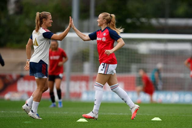 Soccer I Women s I 2026–2027 Season I Bundesliga I Matchday 4 I Bayer 04 Leverkusen vs. FC Bayern Munich I September 14, 2026 Glodis Perla Viggosdottir 4, FC Bayern Munich runs onto the field to warm up and high-fives the crowd at Leverkusen’s Ulrich Haberland Stadium in North Rhine-Westphalia, Germany Copyright: xLobeca CedricxSiefkerx