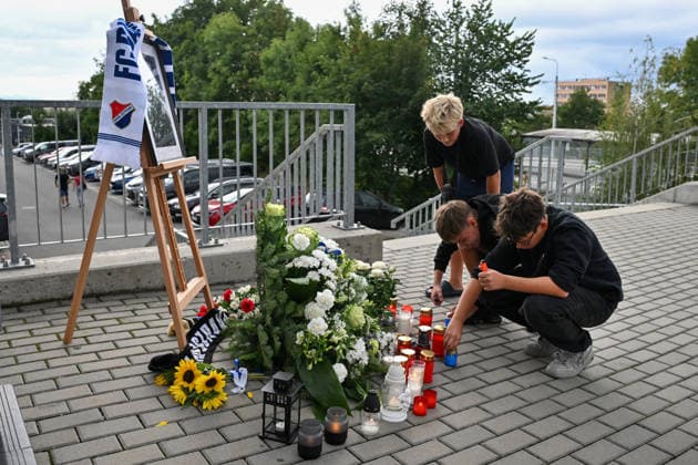 Zemrel byvaly fotbalovy brankar a sef sportovniho useku Baniku Ostrava Ludek Miklosko, 14. zari 2026, Ostrava. Na snimku je pietni misto u stadionu na Bazalech. (CTKxPhoto JaroslavxOzana) CTKPhotoP2026091405957  CTKPhotoP2026091405957