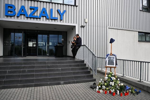 Zemrel byvaly fotbalovy brankar a sef sportovniho useku Baniku Ostrava Ludek Miklosko, 14. zari 2026, Ostrava. Na snimku je pietni misto u stadionu na Bazalech. (CTKxPhoto JaroslavxOzana) CTKPhotoP2026091405965  CTKPhotoP2026091405965