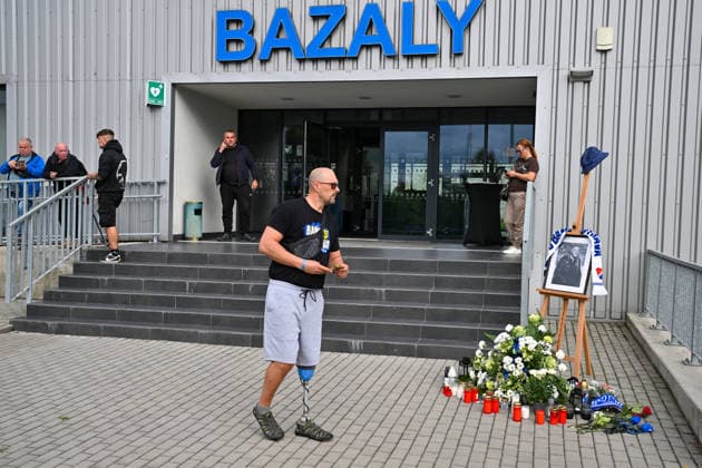 Zemrel byvaly fotbalovy brankar a sef sportovniho useku Baniku Ostrava Ludek Miklosko, 14. zari 2026, Ostrava. Na snimku je pietni misto u stadionu na Bazalech. (CTKxPhoto JaroslavxOzana) CTKPhotoP2026091405976  CTKPhotoP2026091405976