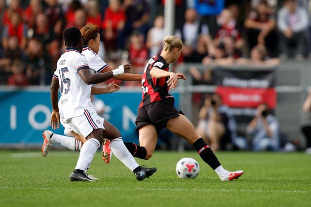Soccer I Women s I 2026–2027 Season I Bundesliga I Matchday 4 I Bayer 04 Leverkusen vs. FC Bayern Munich I September 14, 2026 Bernadette Amani 15, FC Bayern Munich Momoko Tanikawa 18, FC Bayern Munich Cornelia Kramer 7, Bayer 04 Leverkusen in a tackle at the Ulrich Haberland Stadium in Leverkusen, North Rhine-Westphalia, Germany Copyright: xLobeca CedricxSiefkerx