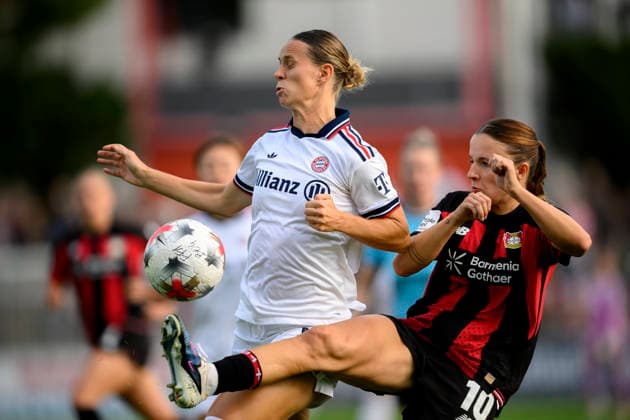 l r Klara Bühl (M), Merino Gonzalez Estrella (LEV) – Action, Tackle, Soccer – Google Pixel – Women s Bundesliga 1, Matchday 4, Bayer 04 Leverkusen (LEV) vs. FC Bayern Munich (M), on September 14, 2026, in Leverkusen, Germany – Ulrich Haberland Stadium