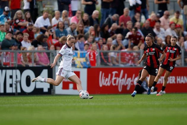 Soccer I Women s I 2026–2027 Season I Bundesliga I Matchday 4 I Bayer 04 Leverkusen vs. FC Bayern Munich I September 14, 2026 Franziska Kett, 20, FC Bayern Munich shoots the ball into the penalty area at Leverkusen’s Ulrich Haberland Stadium, North Rhine-Westphalia, Germany Copyright: xLobeca CedricxSiefkerx