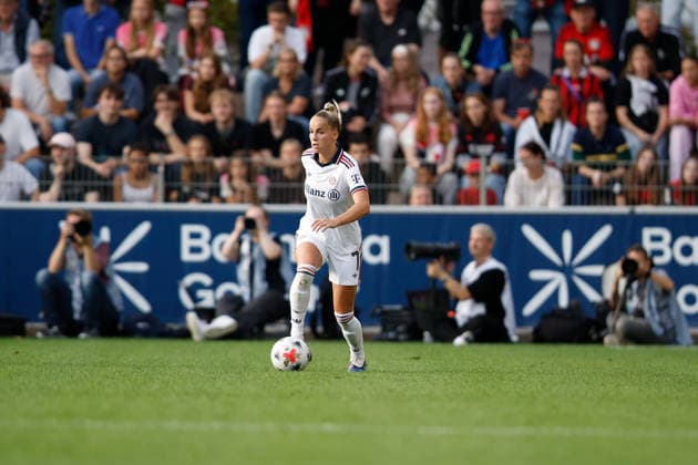 Soccer I Women s I 2026–2027 Season I Bundesliga I Matchday 4 I Bayer 04 Leverkusen vs. FC Bayern Munich I September 14, 2026 Giulia Gwinn 7, FC Bayern Munich dribbles the ball at the Ulrich Haberland Stadium in Leverkusen, North Rhine-Westphalia, Germany Copyright: xLobeca CedricxSiefkerx