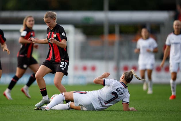 Soccer I Women s I 2026–2027 Season I Bundesliga I Matchday 4 I Bayer 04 Leverkusen vs. FC Bayern Munich I September 14, 2026 Giulia Gwinn 7, FC Bayern Munich tries to play the ball on the ground and battles for possession with Marlene Müller (27) of Bayer 04 Leverkusen at the Ulrich Haberland Stadium in Leverkusen, North Rhine-Westphalia, Germany Copyright: xLobeca CedricxSiefkerx