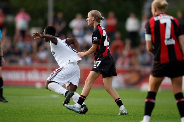 Soccer I Women s I 2026–2027 Season I Bundesliga I Matchday 4 I Bayer 04 Leverkusen vs. FC Bayern Munich I September 14, 2026 Marlene Müller 27, Bayer 04 Leverkusen pulls on the jersey of Bernadette Amani, 15, FC Bayern Munich at the Ulrich Haberland Stadium in Leverkusen, North Rhine-Westphalia, Germany Copyright: xLobeca CedricxSiefkerx
