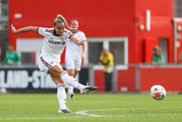 Giulia Gwinn of FC Bayern Munich in action, on the ball, making a solo run during the Women s Bundesliga match between Bayer 04 Leverkusen and FC Bayern Munich, at Ulrich Haberland Stadium on September 14, 2026, in Leverkusen, Germany. Photo by Oliver Kaelke, DeFodi Images. Giulia Gwinn of FC Bayern Munich controls the ball during the Bundesliga match between Bayer 04 Leverkusen and FC Bayern Munich at Ulrich Haberland Stadium on September 14, 2026 in Leverkusen, Germany. Photo by Oliver Kaelke, DeFodi Images. DFB and DFL regulations prohibit any use of photographs as image sequences and or quasi-video. Photo by Oliver Kaelke, DeFodi Images