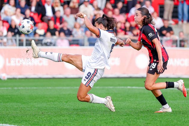 September 14, 2026, Soccer, Women s Bundesliga 1, Bayer 04 Leverkusen vs. FC Bayern Munich, Matchday 4, Ulrich Haberland Stadium, 2026–27 Season: Jovana Damnjanovic of FC Bayern Munich (09) in a tackle against Loreen Bender of Bayer 04 Leverkusen (19). DFB regulations prohibit any use of photographs as image sequences and or quasi-video. North Rhine-Westphalia, Germany